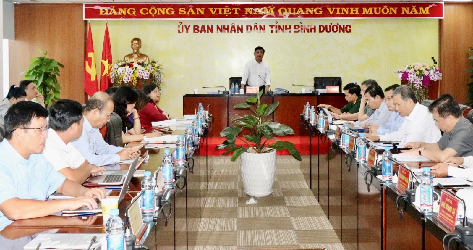 Đồng chí Võ Văn Minh phát biểu tại phiên họp.